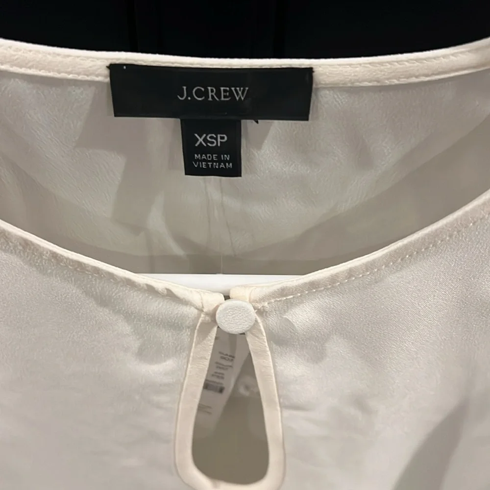 J.Crew NWT‎ women’s cream puff sleeve crepe keyhole neckline top. Size XSP